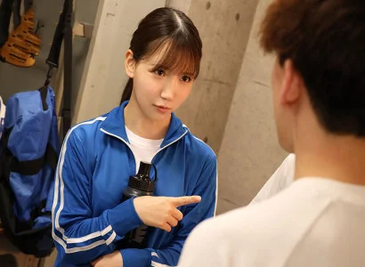 cô gái trẻ trong câu lạc bộ bóng đá quan hệ tình dục tập thể với em gái xinh