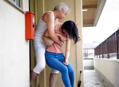 Cô gái mới cưới bị bố chồng già sàm sỡ