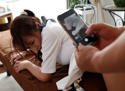 Thấy em nhân viên quá ngon liền khống chế rồi hiếp