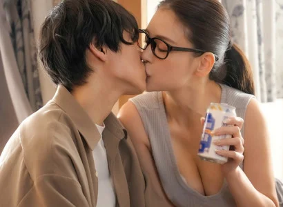 Anh chàng bị bạn gái cắm sừng được chị hàng xóm an ủi và động viên