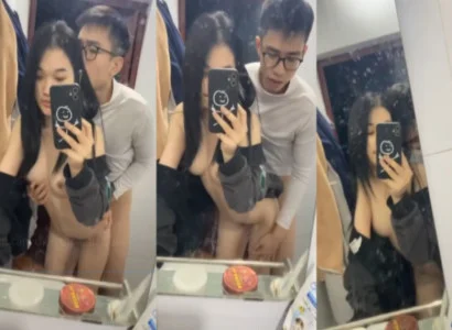 Cặp đôi trẻ đang ân ái với nhau trước gương