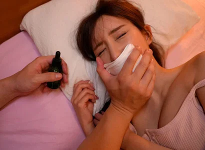 Người kia dùng thuốc mê khiến cô em họ xinh đẹp ngủ say rồi quan hệ